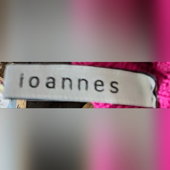 Ioannes • Knit Fringed Long Arm Sleeves in Electric Pink - Picture 3 of 3